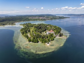Die Insel Mainau im Bodensee mit dem Schiffanleger und dem barocken Schloss Mainau, erbaut zwischen