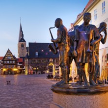 Market with town hall, market church and fountain Münzenberg musicians in the evening, World