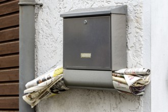 Letterbox, overfilled, clogged, advertising leaflets, weekly papers, brochures, newspapers,
