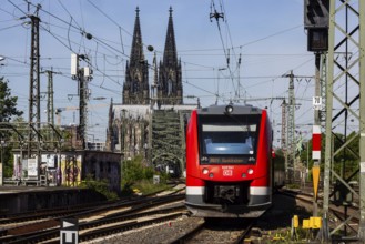 Regional train service operated by Deutsche Bahn between Cologne-Deutz and Cologne Central Station.