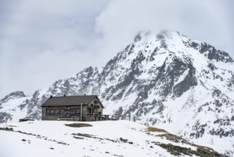Piz Bever, winter in the mountains, Chamanna Jenatsch CAS, Swiss Alpine Club hut, Val Beve,