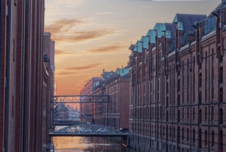 Speicher am Brooksfleet in Hamburg's Speicherstadt, UNESCO World Heritage Site, in front of the