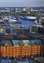 Stadtansicht von oben mit der Speicherstadt, der HafenCity und dem Hafen, Hamburg, Deutschland