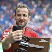 Harry Kane FC Bayern Munich FCB (09) smiles, proudly takes selfie with smartphone of his goal
