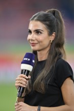 TV presenter Lea Wagner in an interview, microphone, logo, SWR, smiles, Voith-Arena, Heidenheim,