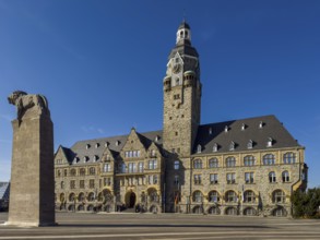 The town hall in Remscheid with the Bergisch Lion monument