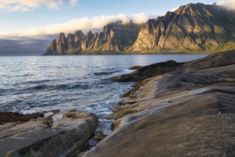 Coastal section Tungeneset, Devil's Teeth, Okshornan mountain range, Senja, Troms, Nord-Norge,