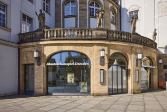 Großes Haus Staatsschauspiel Dresden, entrance area with figures, windows and lanterns, neo-baroque