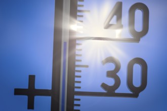 Symbolic image, global warming, A thermometer shows a high temperature under a bright sun in a