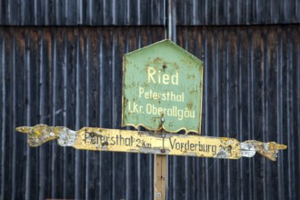 Old signpost in Ried, Oy-Mittelberg, Oberallgäu, Allgäu, Bavaria, Germany