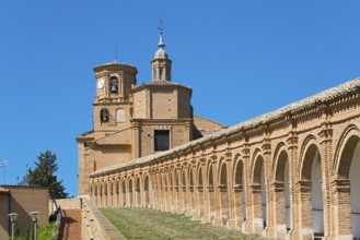 Historisches Backsteingebäude mit Bögen und einem Uhrturm unter blauem Himmel, Basílica de Nuestra