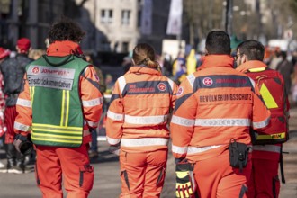 Rose Monday carnival parade in Düsseldorf, rescue workers at the Rose Monday parade, Johanniter