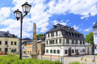 Market square with Kursächsische Postmeilensäule and Hotel Roß, Zwönitz, Erzgebirge, Saxony,