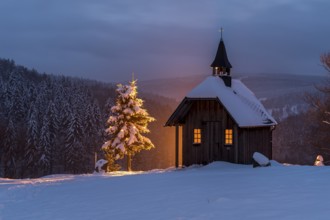 Christmas at the chapel on the path, snow-covered and illuminated Christmas tree, Oberlochmühle,