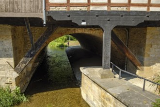 View from the Rathausbrücke bridge onto an arch of the Krämerbrücke bridge with the Gera river
