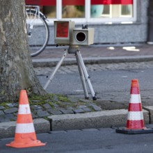 Radar measuring device device on a tripod at the edge of the pavement for speed monitoring in