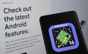 The logo of the Android 16 is displayed on a smartphone screen, with the android website visible on