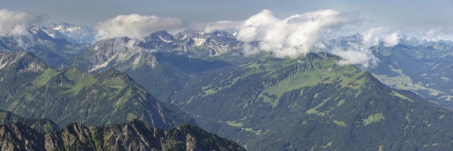 Mountain panorama from the Nebelhorn, 2224m, to the southwest to the Hammerspitzen, Kanzelwand,