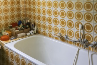 Lost Places, abandoned house, vacant building, old-fashioned bathroom, tiles from the 1970s,
