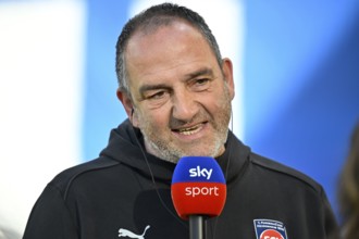 Coach Frank Schmidt 1. FC Heidenheim 1846 FCH Portrait in interview Microphone Microphone Logo SKY