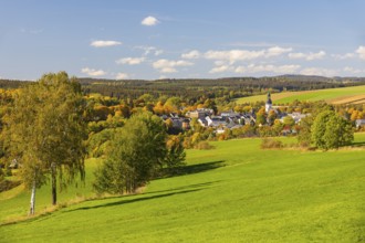 Town view with town church in autumn, in the background the Spiegelwald with the
