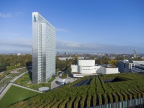 Gustaf-Gründgens-Platz mit Schauspielhaus, Dreischeibenhaus und mit Hainbuchen begrünter
