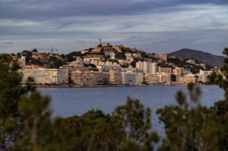 View of hotels, apartment hotels, Santa Ponça, Calvià, evening mood, Majorca, Balearic Islands,