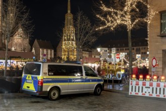 Police securing the Christkindlesmarkt, behind the Schöne Brunnen, Hauptmarkt, Nuremberg, Middle