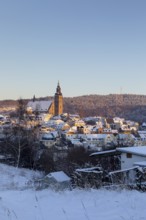 Winter town view with St Wolfgang's Church and Gleesberg in the evening light, Schneeberg in the