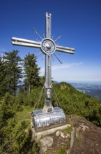 Summit cross on the Eibleck with a view of the Ochsenberg, Osterhorn group, Salzkammergut, Salzburg