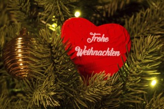 Christmas greetings: Heart with the inscription FROHE WEIHNACHTEN on a Christmas tree