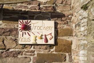 Trockenhaus, note sign for a drying house, ceramic, Wülmersen moated castle, Trendelburg, Hesse,
