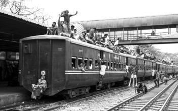 Passengers on the roof of a crowded train, Monochrom, Dhaka, Bangladesh
