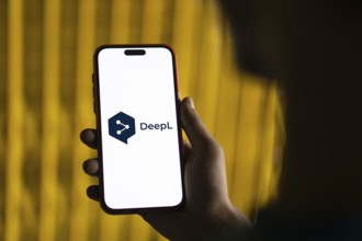 deepl logo is displayed on smartphone