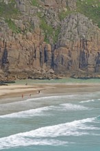 Hohe Klippen umrahmen Sandstrand mit sanftem Meer, Porthcurno, St Levan, Cornwall, Großbritannien