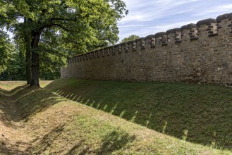 Defensive wall with battlements, redoubt, rampart, ditches, double pointed ditch, fortification,