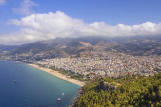 From the castle located on a peninsula, you have a panoramic view of the city of Alanya and the