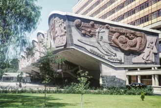 Sculptural mural by José Chávez Morado on the façade of the Hospital de Especialidades del Centro