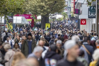 Crowd on the way in the pedestrian zone Königstraße, shopping street in Stuttgart,