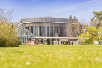 Civic hall Sindelfingen, A modern, round building with a glass façade. Surrounded by green lawns
