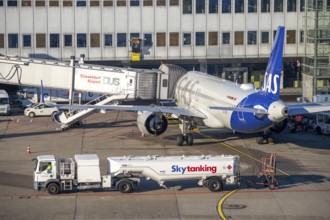 Skytanking tanker, aviation fuel, paraffin, tanker lorry at Düsseldorf Airport, DUS North