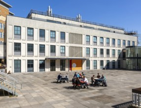 Biomedical Sciences Teaching laboratories building, students eating picnic lunches, University of