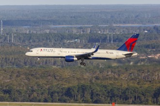 A Boeing 757-200 aircraft of Delta Air Lines with the registration number N672DL at the airport in