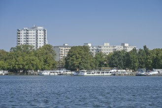 Residential buildings and jetties in Tegel, Greenwichpromenade, Tegeler See, Tegel, Reinickendorf,