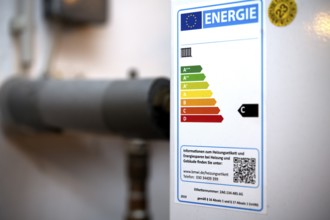 Heating label, efficiency label, heating label with information on energy saving, old heating