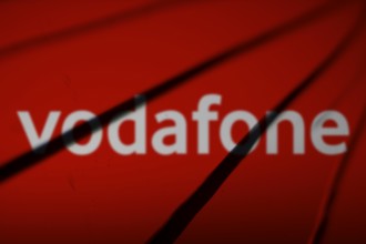 Vodafone logo is visible on the broekn glass.