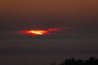 From the so-called Malerblick in Kronberg im Taunus, you can watch the sun break through the fog