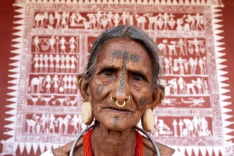 Portrait of a woman from the Lanjia Saora tribe (Odisha, India) . Behind her, a Lanjia Saora