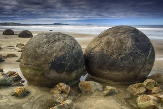 New Zealand, South Island, Moeraki Blders, stone balls, beach, sea, cloud atmosphere, sunset, New