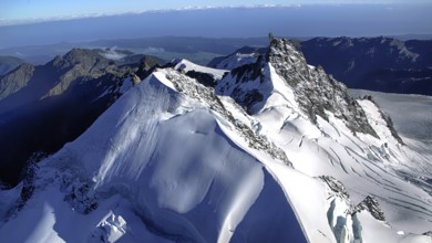 New Zealand, South Island, Mount Cook National Park, snow-capped peak, highest mountain in New